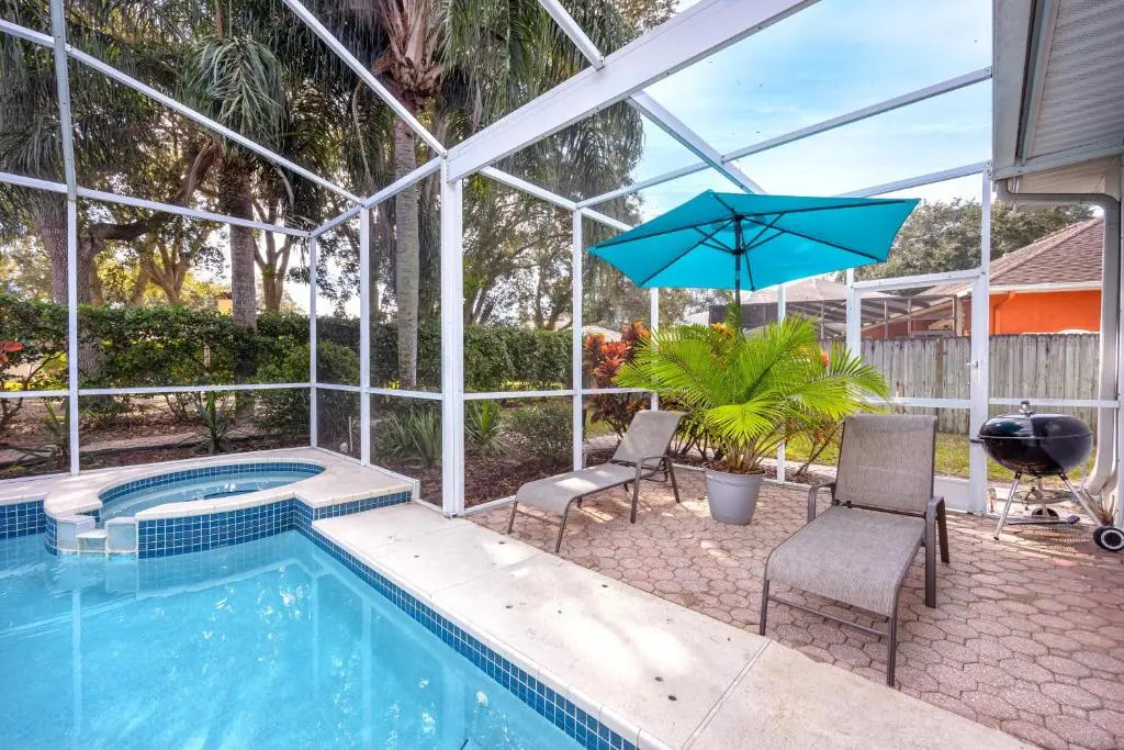 Palm Harbor Paradise - Spacious Home In Quiet Neighborhood with Heated Pool, Billiard Room, Hot Tub