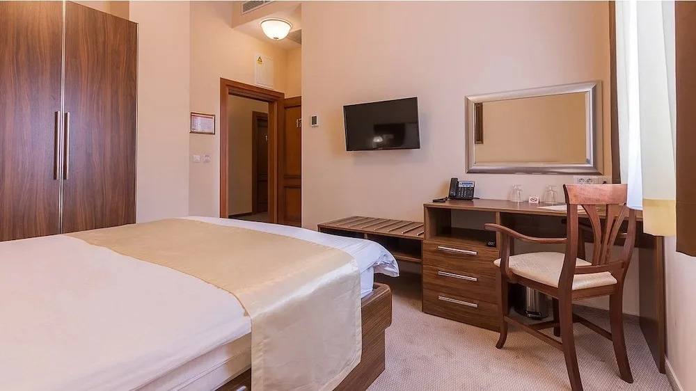 Hotel Maroon