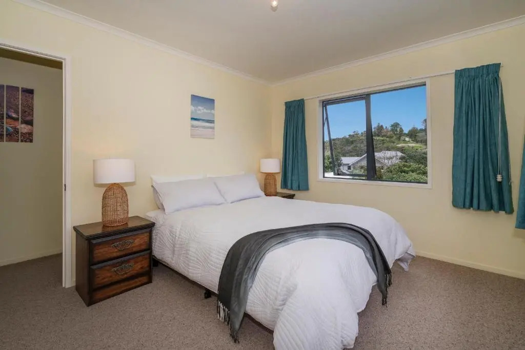 Hosts on the Coast Laze Away on Cook