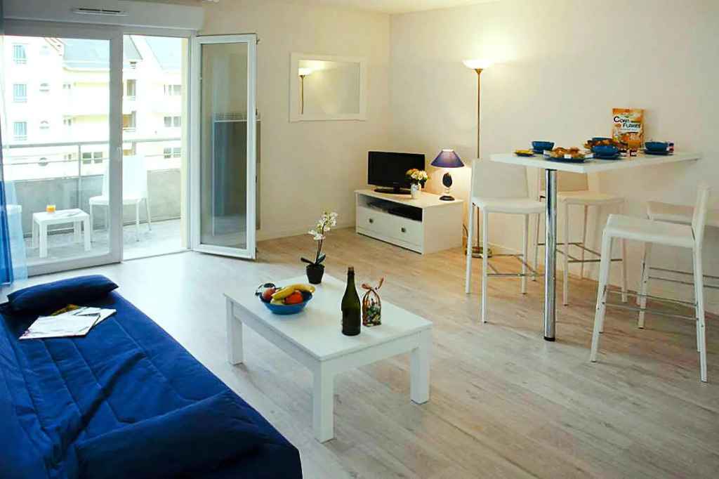 Coastal Stay With Pool in Grandcamp