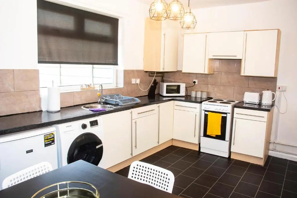 Trafford House - Stylish 3-bed home with private parking