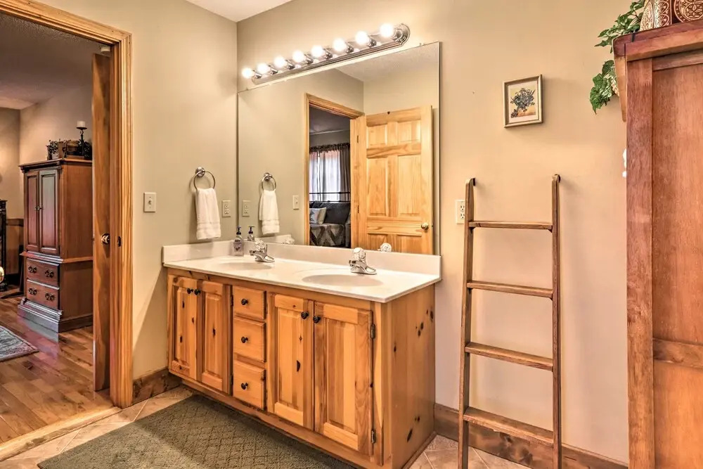 Log Cabin w/ Deck & Hot Tub: 5 Mi to Dollywood!