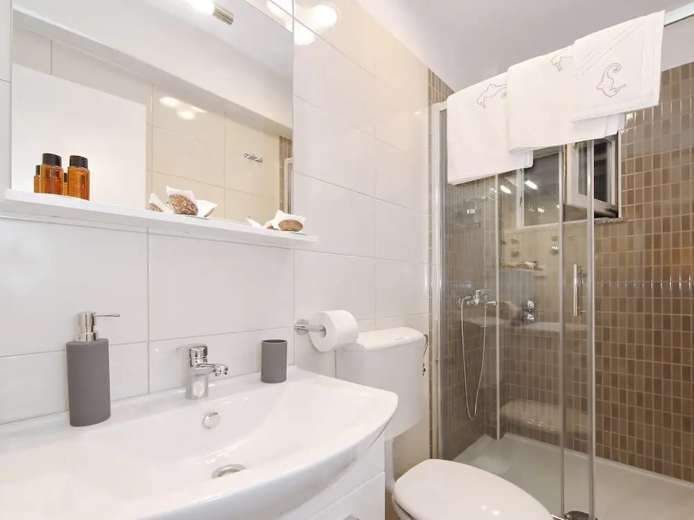Splendid Villa Apartment Directly on the Beach, Whirlpool and Sauna, Nice Tavern