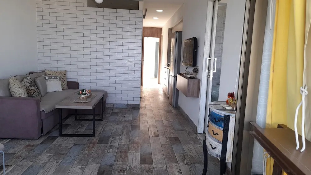 2 Bed Flat - Sleeps 6 - Pets - Pool - Parking