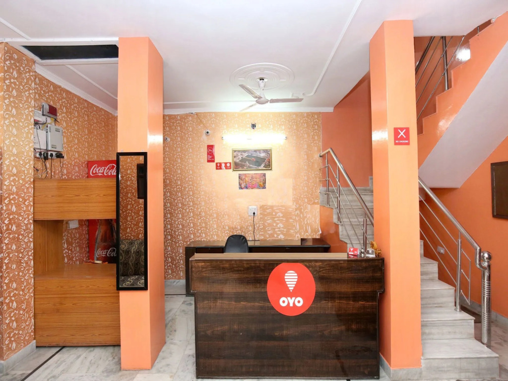 OYO 11886 Hotel Crystal