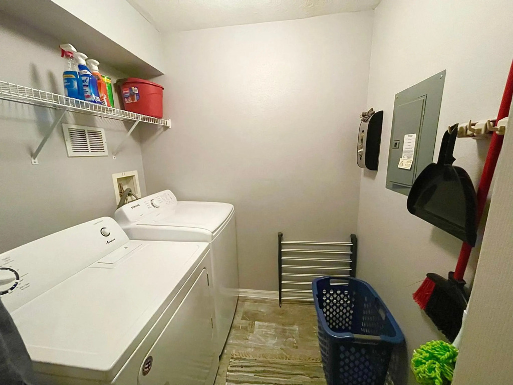 Entire Cozy 4 bed 3 bath Townhome near Disney!