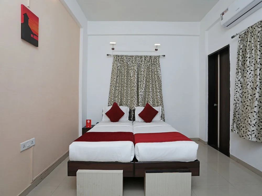 OYO 8996 Hotel Pioneer