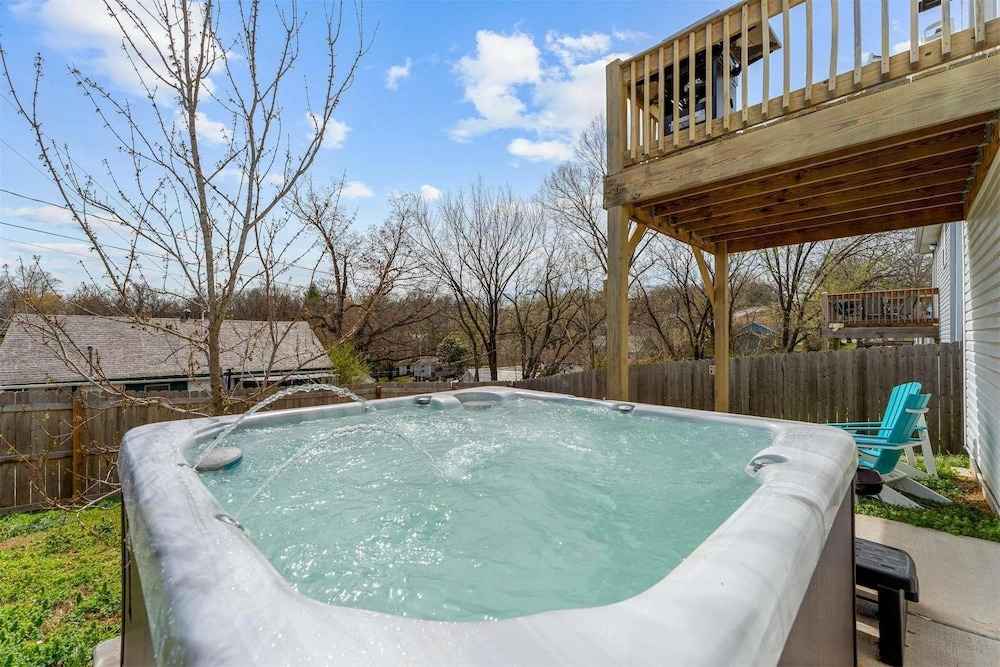 Trolly Inn Hot Tub, Walkable