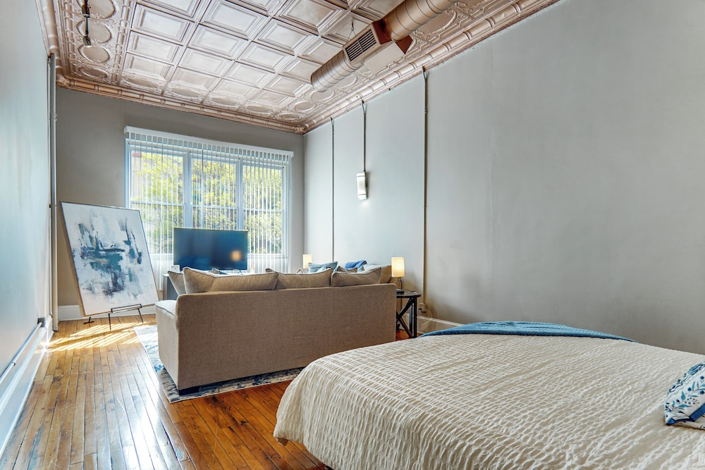 Stylish Downtown Loft: Rooftop Patio + 2 King Beds