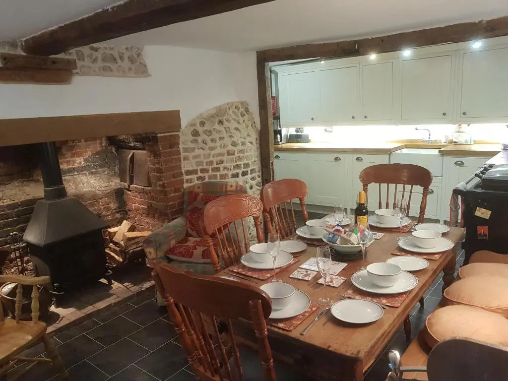 Delightful 3 bed Thatched Cottage Near Winchester