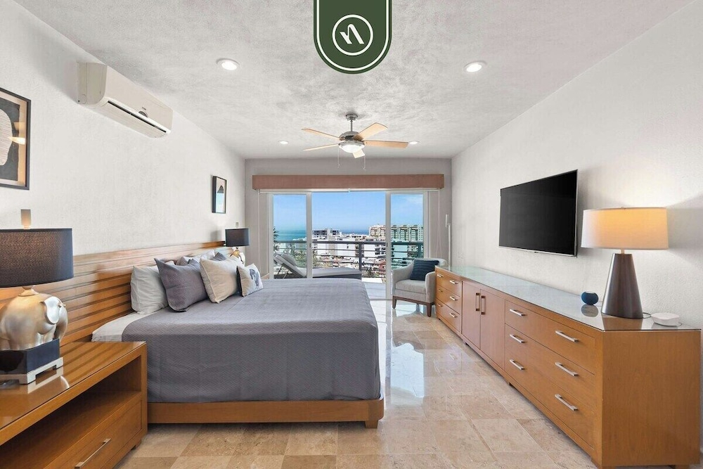 Stunning 2 BR Condo - Oceanview Terrace - Downtown