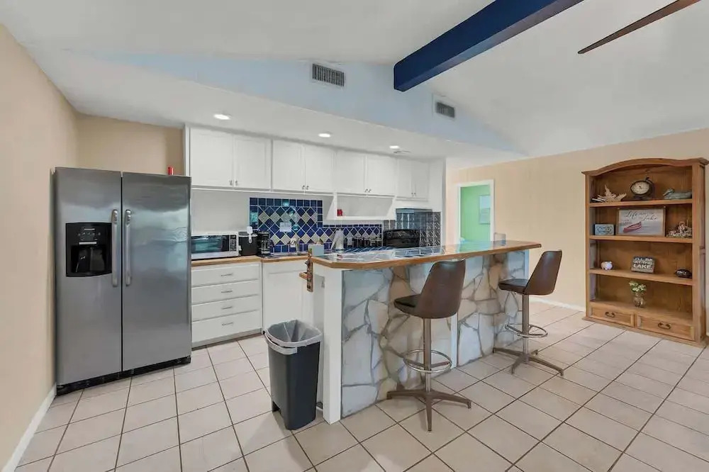 Lakeshore Escapes, on Canyon Lake Waterfront