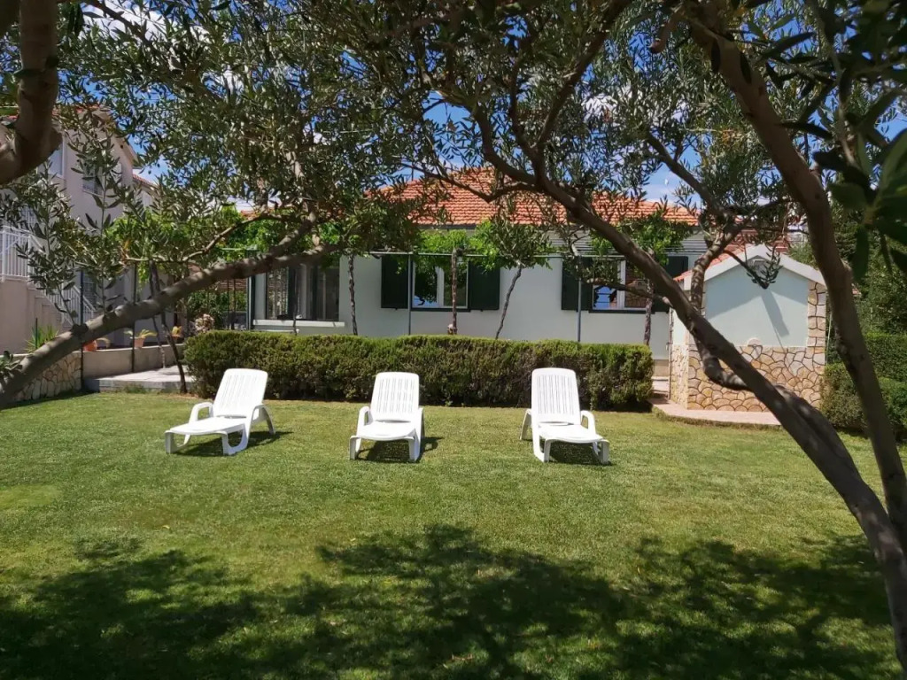 House Petar by sea