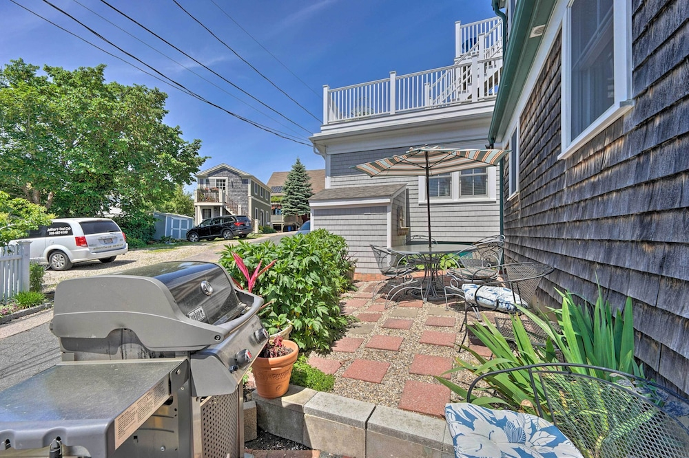 Couples Retreat! Penthouse Near Commercial Street