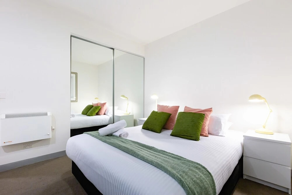 Raphael 2Bdr Carlton Apartment