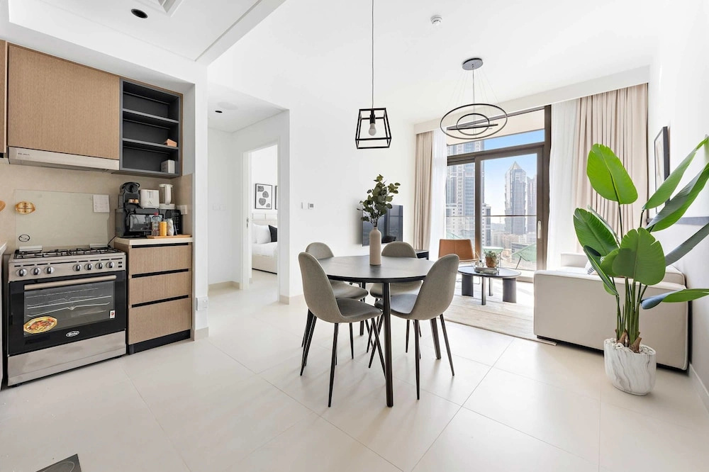 Silkhaus Stylish 1BR Pool Gym Burj Crown