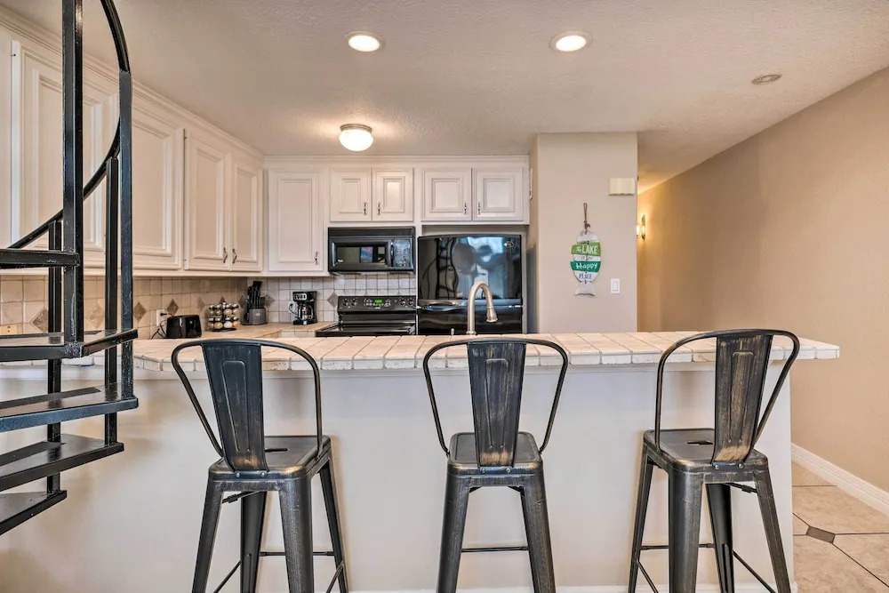 Idyllic Montgomery Condo w/ Pool & Lake View!