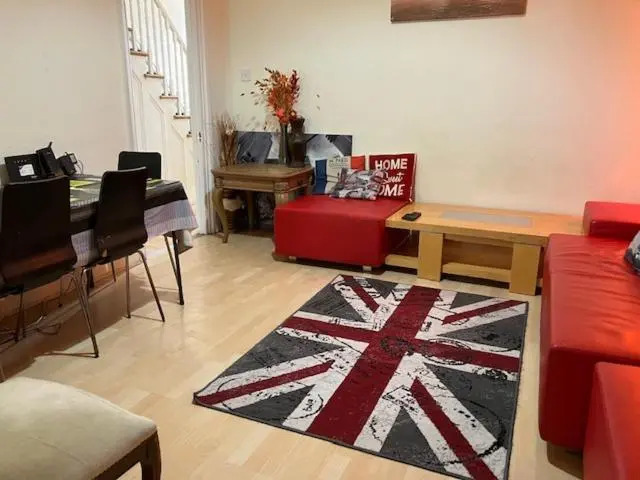 House for 10-11. Close to City and Excel. Free Parking.