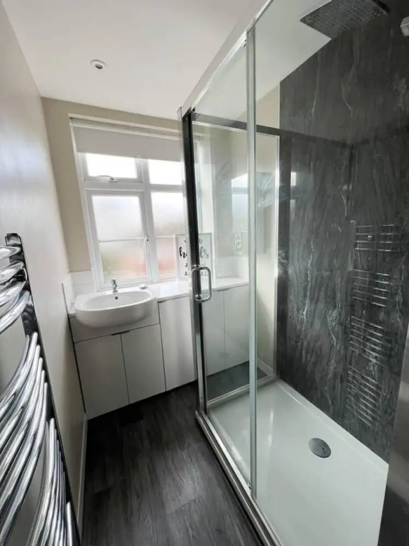 Bright and Spacious 2-bed Apartment in Sutton