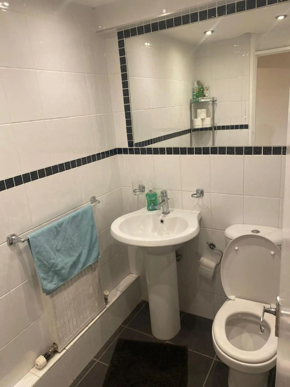 Snooozz - in the heart of Nottingham City Centre - in Victoria Centre Shopping Centre on Milton Street - Your own private Apartment next to the Hilton with full Kitchen and Television Lounge, plus Restaurants, Shops and Supermarket all onsite