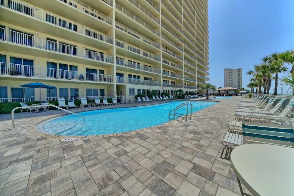 Luxurious High-Rise Condo with Spacious Balcony Facing the Ocean - Unit 1805 by RedAwning