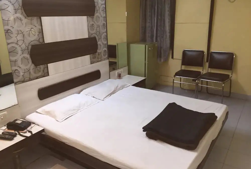 Goroomgo Pat Village Inn Indore