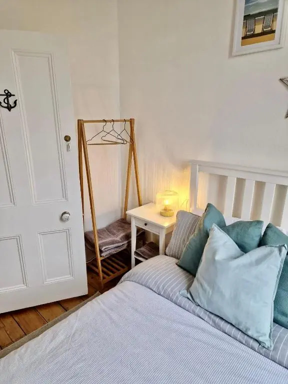 The Pink Bath Pad - 3 bedroom seaside apartment Pets allowed New