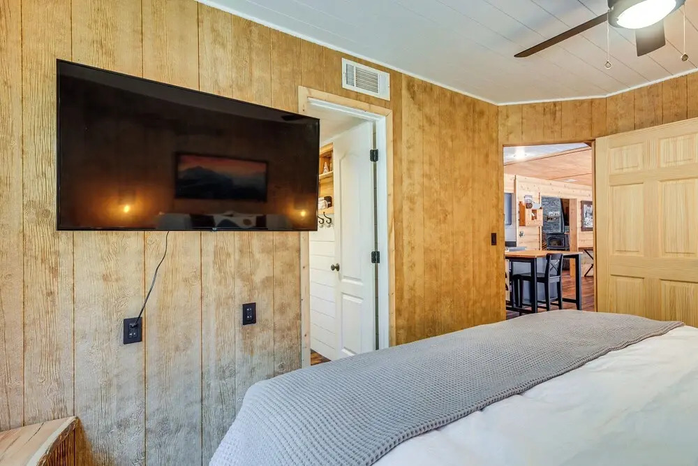 Inviting Utah Cabin w/ Spacious Deck + Fireplace!
