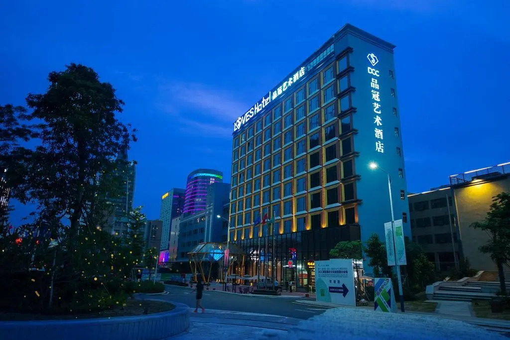 Pinnacle Art Hotel