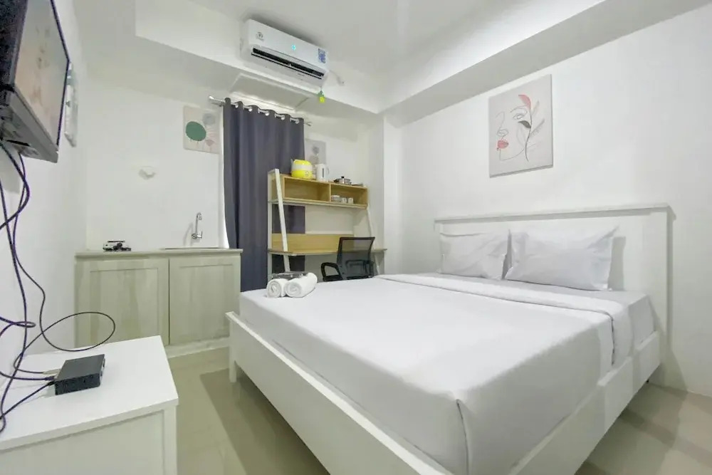 Modern Look And Homey Studio At 10Th Floor Paltrow City Apartment