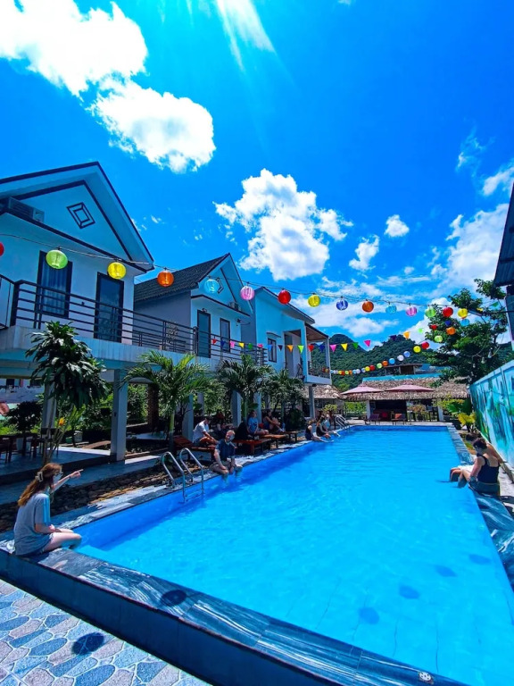 YoLo Pool Bar Villas