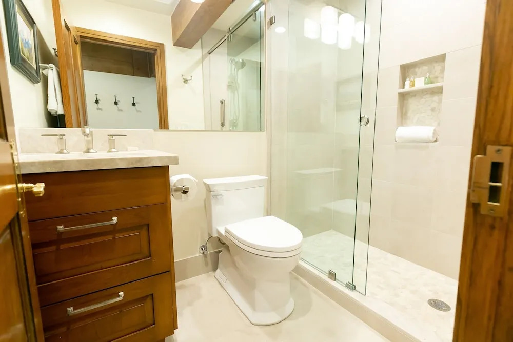 Luxury Four Bedroom Suite with Three Hot Tubs
