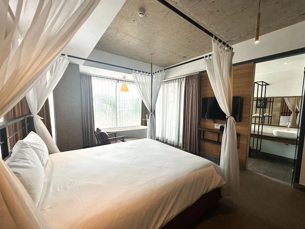 CHECK inn Phnom Penh Royal Palace