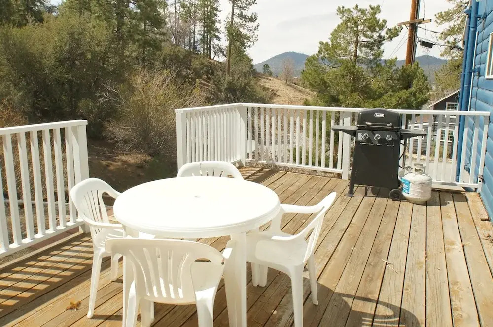 Cozy Bear Cottage - Walk to Lake & Village