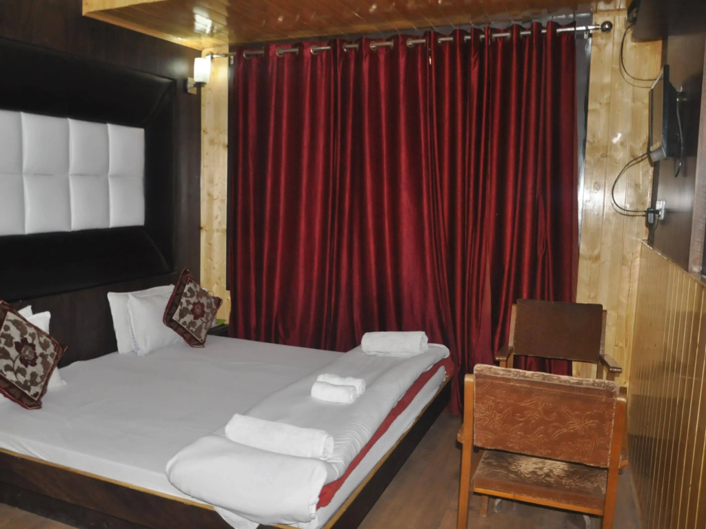 OYO 18872 Hotel Azad