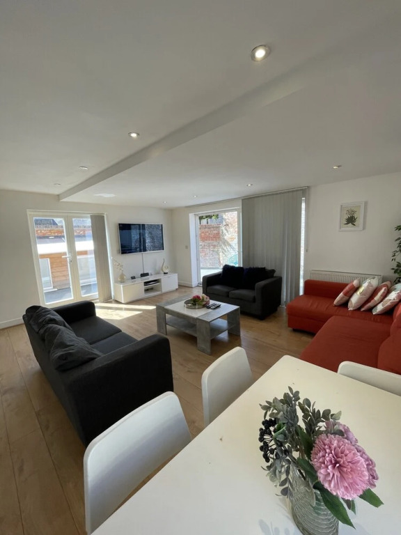 Impeccable 3-bed Apartment in London