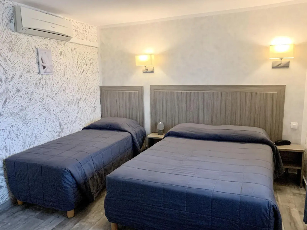 Hotel Les Palmiers En Camargue