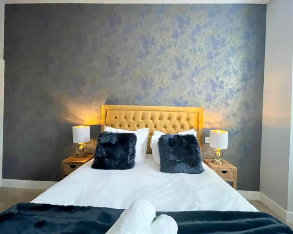 Trendy and Newly Reno'd 1 Bed Nr The Meadows