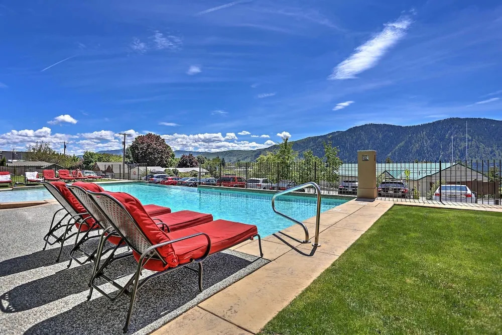 Breezy Lake Chelan Condo w/ Pool & Hot Tub Access!