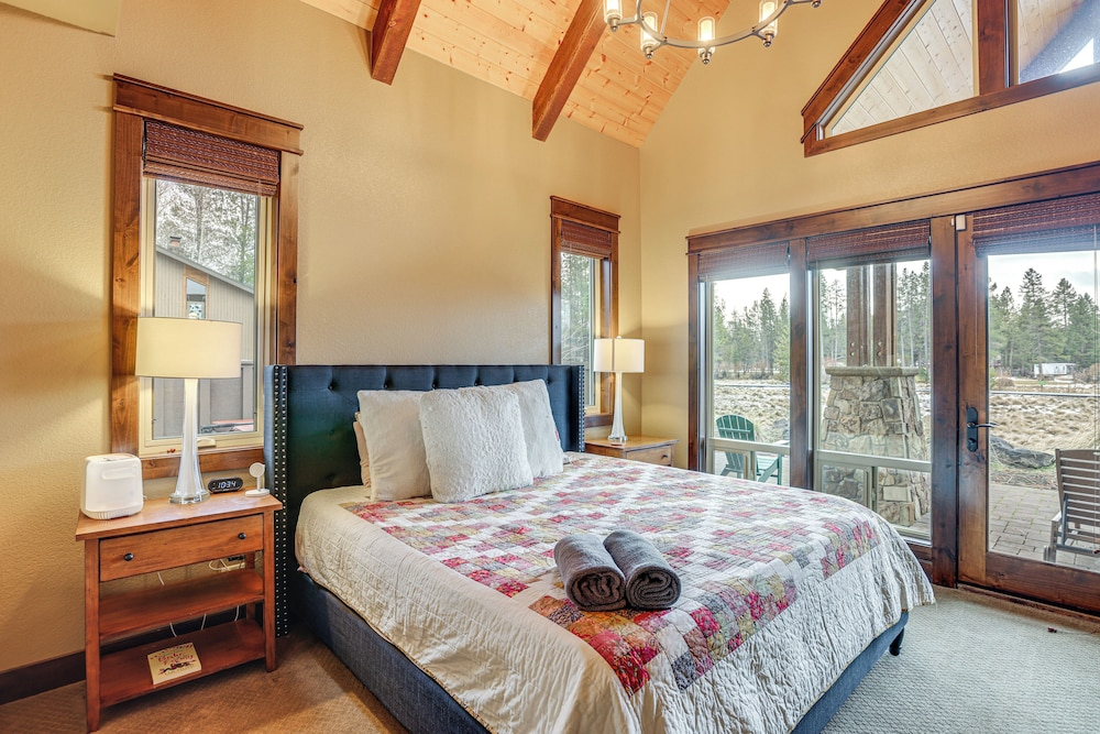 Hot Tub & Dock: Deschutes River All-season Retreat
