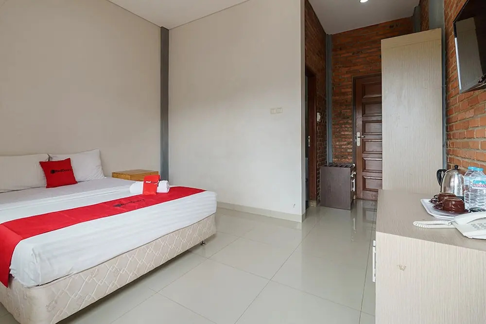RedDoorz Plus @ Megamendung Puncak Bogor 2