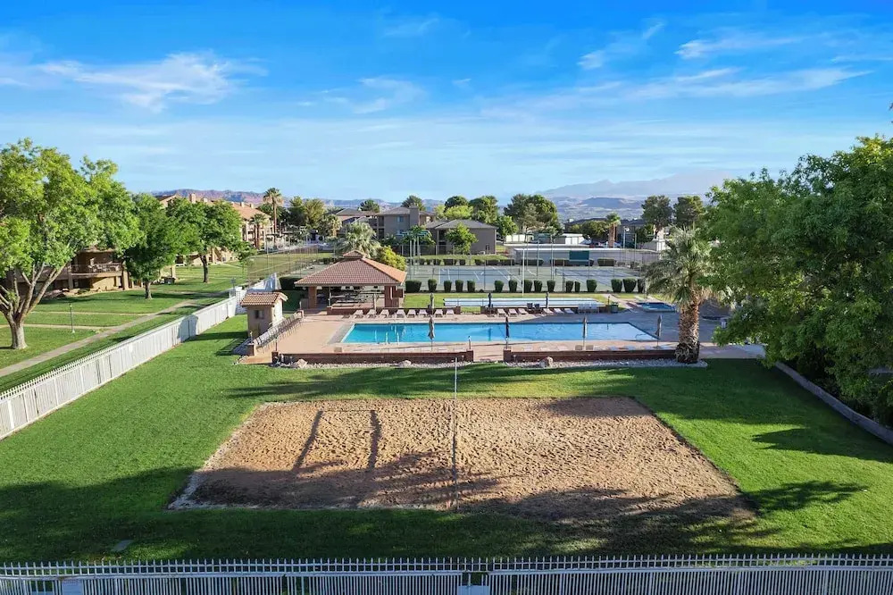 Hikers Hideaway Cozy Resort Condo w/ Pool & More