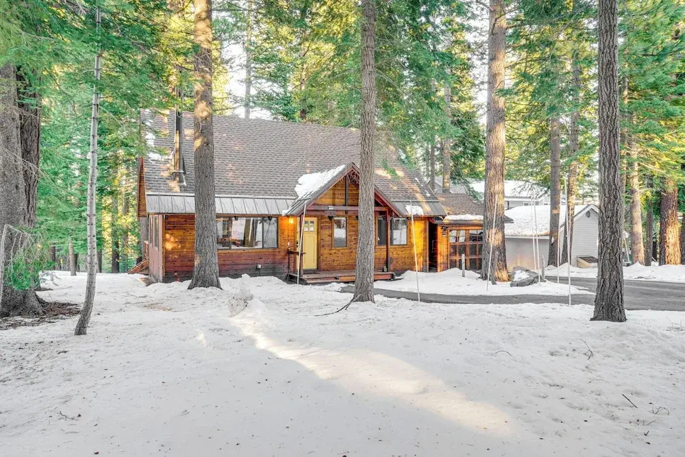 3 Mi to Skiing: Retreat w/ Deck in Tahoe Donner!