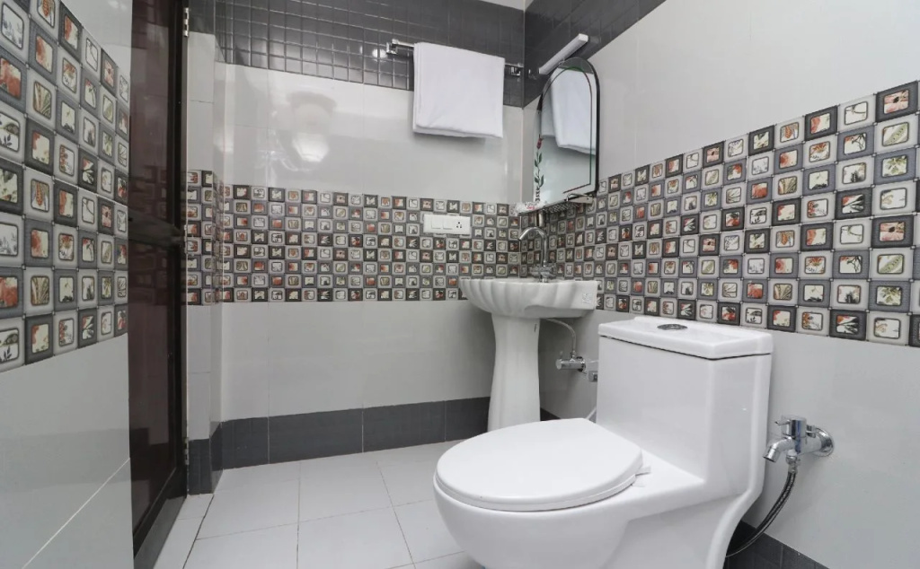 S.J Hotel's by OYO Rooms