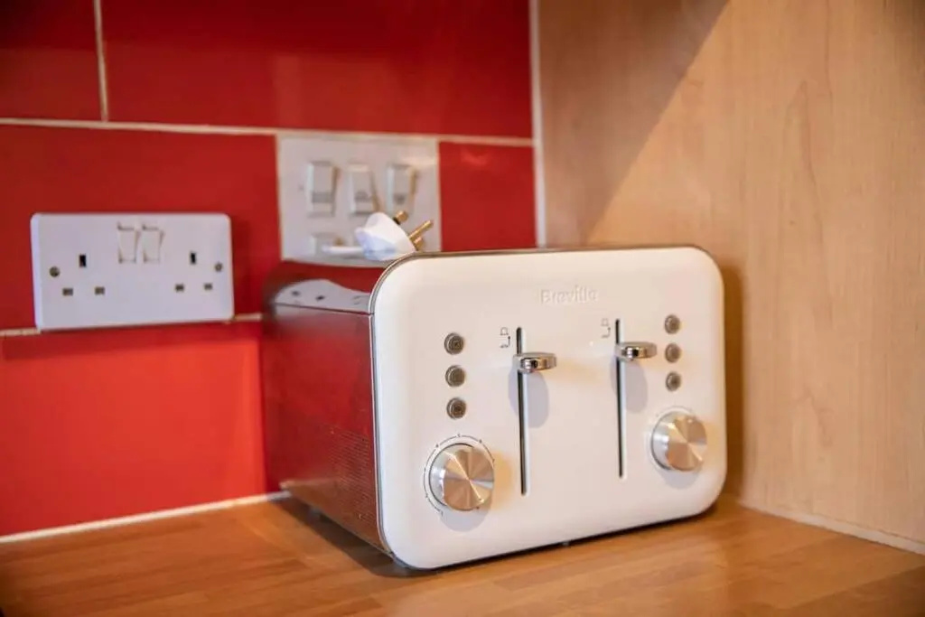 Central 2 Bed 2 Bath Flat with Parking by CozyNest