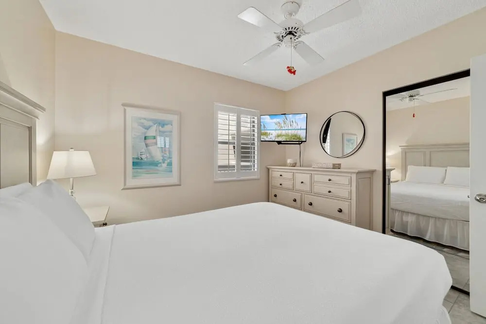 Stunning Views, 3bd/2ba w/ Private Balcony