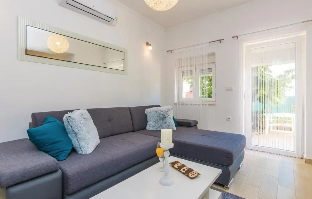 Beautiful Home in Nadin With 5 Bedrooms, Wifi and Outdoor Swimming Pool