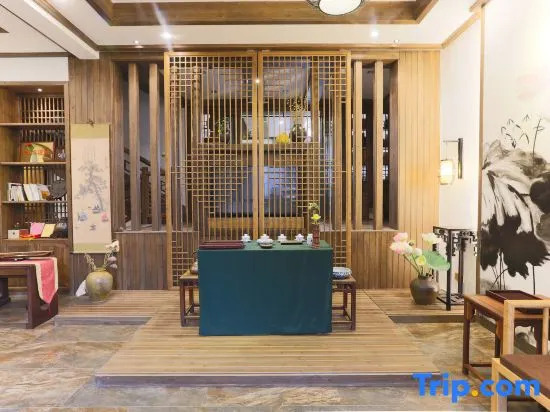Wuyuan Fangzi Tea Homestay (Wuyuan High-speed Railway Station Xiangao Ancient City Branch)