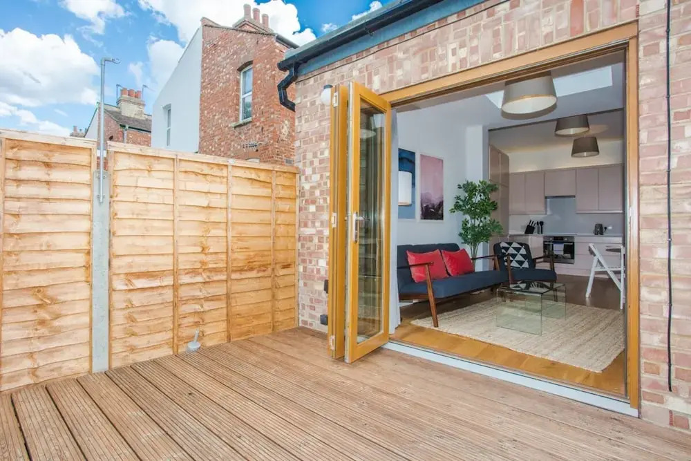Stylish & Modern 3 Bed Flat in NW London With Garden