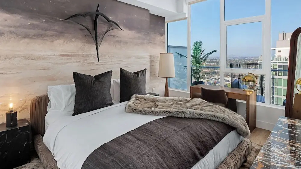 41st Floor! 2bdr w/ Luxury Amenities & Balcony Skylux Penthouse by Avantstay
